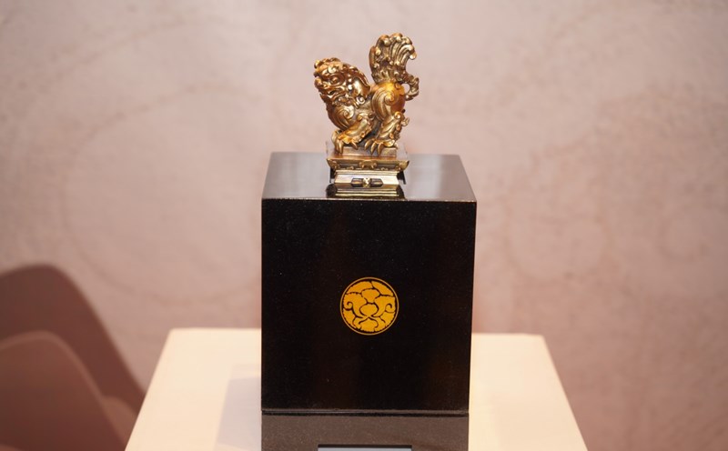 Khách tham quan có thể đọc sách vật lý số bằng cách dùng smartphone tương tác với tượng Nghê Văn Miếu, vật phẩm được đúc bằng đồng thau, theo nguyên mẫu của Nghê đang chầu trên cột tứ trụ của Văn Miếu - Quốc Tử Giám Thăng Long. Ảnh: Phygital Labs