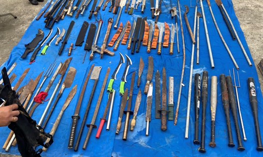 Công an quận Liên Chiểu (Công an Đà Nẵng) tổ chức tiêu huỷ lượng lớn vũ khí trước thềm năm mới. Ảnh: Công an quận Liên Chiểu