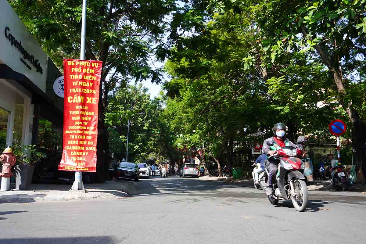 Bên cạnh đó, địa phương cũng đã treo băng rôn thông báo cấm các phương tiện lưu thông trên tuyến đường Xuân Thủy (đoạn từ Quốc Hương đến Nguyễn Văn Hưởng) trong thời gian tuyến phố hoạt động.
