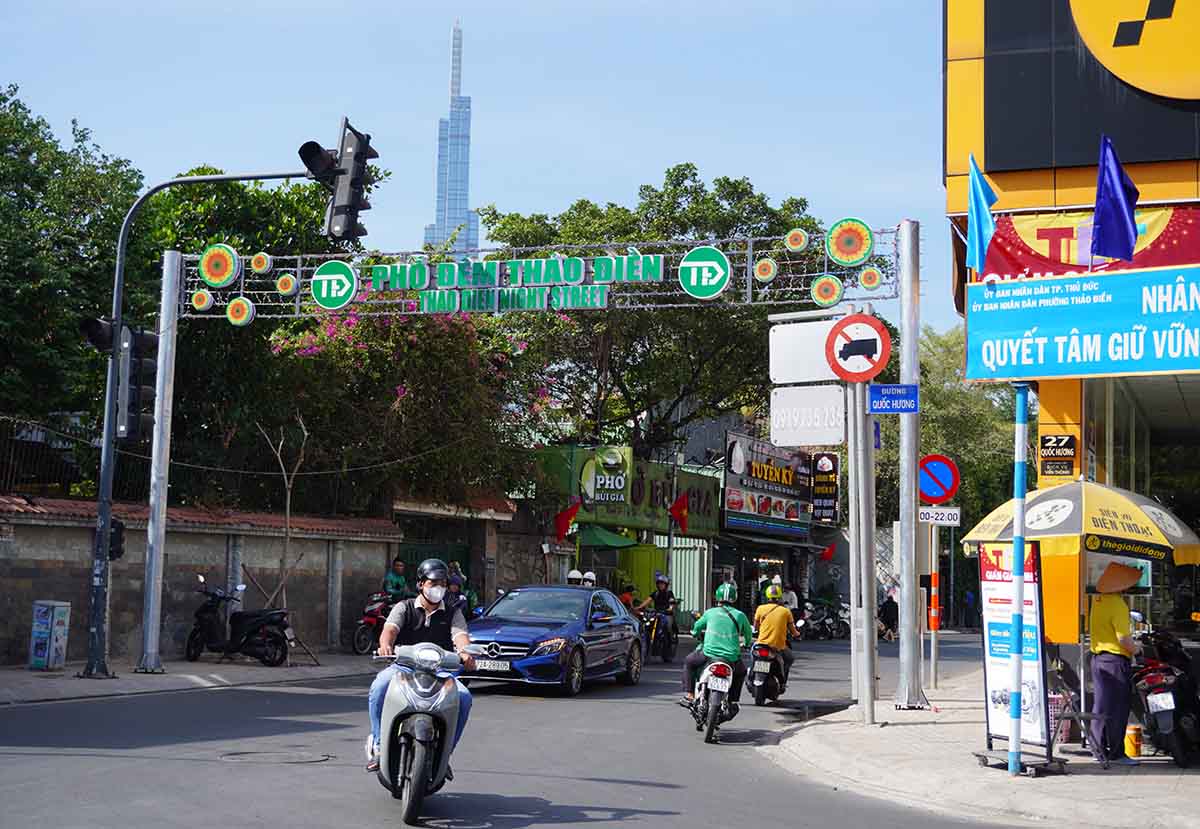 Đặc biệt, hệ thống cổng chào của phố đêm Thảo Điền đã hoàn thành, được lắp đặt tại ngã tư Xuân Thuỷ - Quốc Hương và ngã tư Xuân Thuỷ - Nguyễn Văn Hưởng.