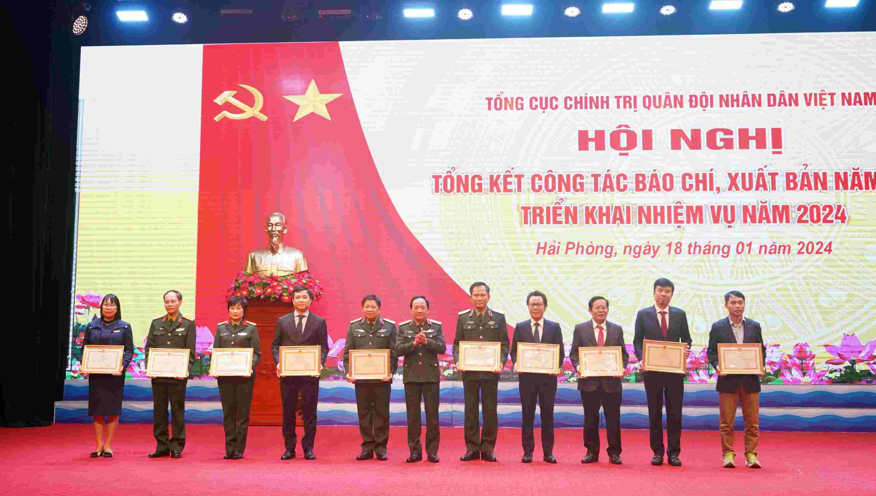 Báo Lao Động là một trong những đơn vị tiêu biểu trong phối hợp tuyên truyền quân sự, quốc phòng, tuyên truyền về Quân đội nhân dân Việt Nam năm 2023. Ảnh: Mai Dung