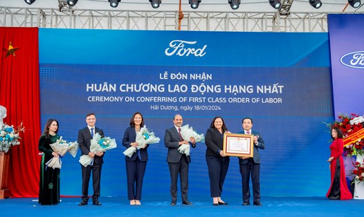 Ford Việt Nam đón nhận Huân chương
Lao động hạng Nhất. Ảnh: Ford Việt Nam