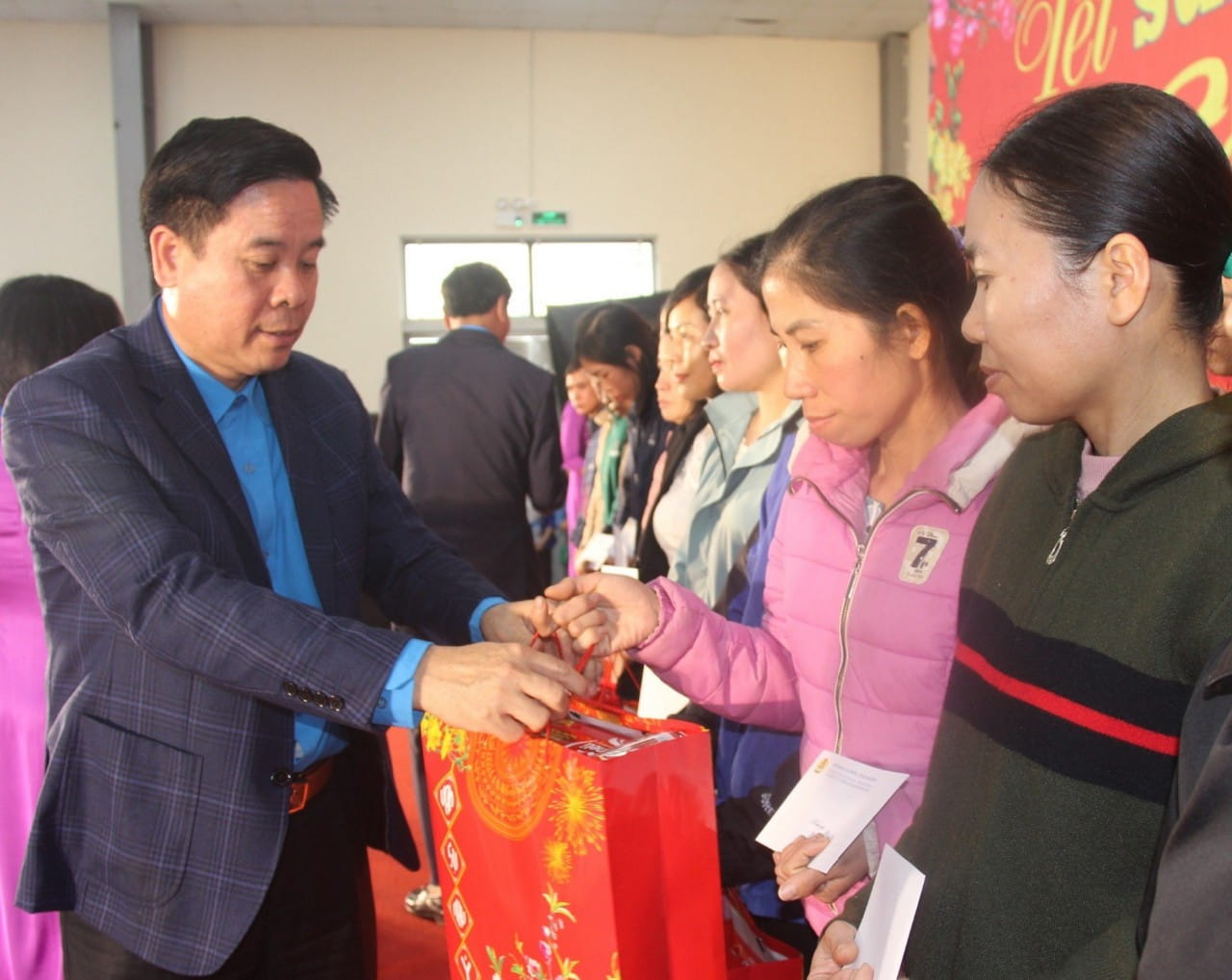 Ông Dương Đức Khanh - Chủ tịch LĐLĐ tỉnh Ninh Bình tặng quà cho đoàn viên, CNLĐ có hoàn cảnh khó khăn. Ảnh: Nguyễn Trường