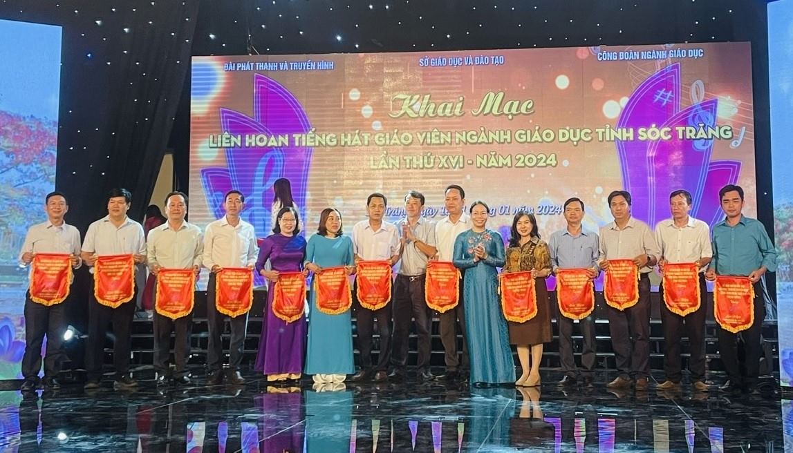 Lãnh đạo tỉnh Sóc Trăng tặng cờ lưu niệm cho các đội tham gia. Ảnh: LĐLĐ tỉnh Sóc Trăng