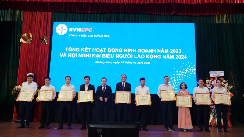Nhiều tập thể, cá nhân tiêu biểu của Công ty Điện lực Quảng Nam được khen thưởng tại hội nghị. Ảnh: Việt Hảo.
