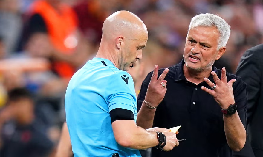 Mourinho chỉ trích dữ dội trọng tài Anthony Taylor sau trận chung kết Europa League mùa trước.  Ảnh: AFP 