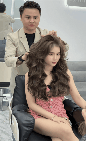 Nhà tạo mẫu tóc Tuấn Nguyễn thực hiện một kiểu tóc đẹp cho khách hàng. Ảnh: Tuấn Nguyễn Hair Salon