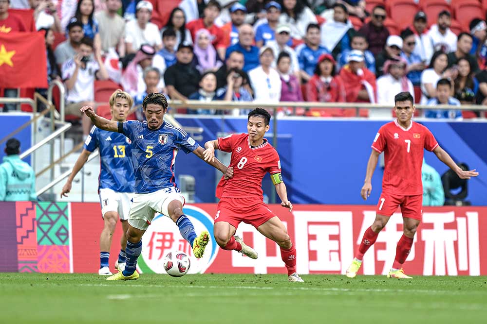 Tuyển Việt Nam trình diễn lối đá tích cực trước Nhật Bản. Ảnh: AFC
