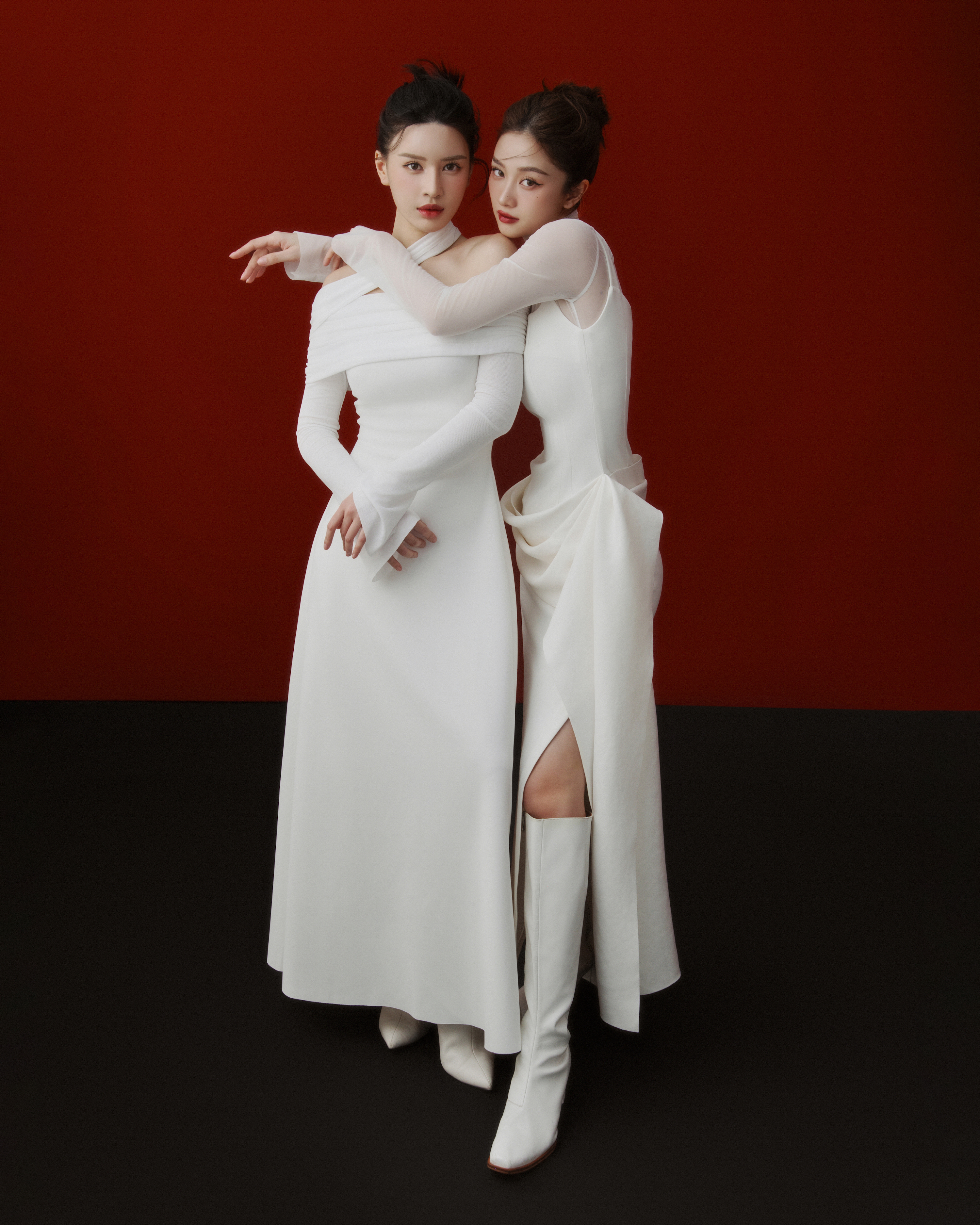 Jun Vũ đã cùng chị họ Phương Thảo xuất hiện trong bộ hình “Cộng hưởng Yêu thương” tôn vinh những tình cảm đẹp nhân dịp Tết 2024. Ảnh: Trí Nghĩa