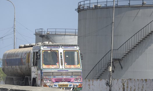 Một bể chứa nhiên liệu ở Chennai, Ấn Độ. Ảnh minh họa. Ảnh: AFP