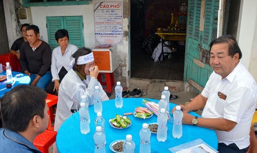 Gia đình các nạn nhân đã phát tang. Chủ tịch MTTQ Việt Nam tỉnh Cà Mau Trần Văn Hiện đến thăm hỏi động viên các gia đình có người bị nạn. Ảnh: Nhật Hồ