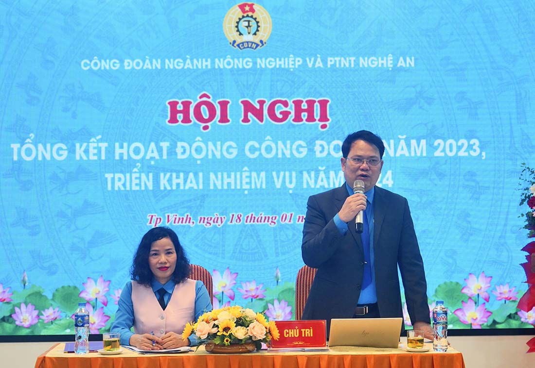 Ông Nguyễn Tất Hoà - Chủ tịch Công đoàn ngành Nông nghiệp và Phát triển nông thôn Nghệ An trình bày báo cáo kết quả hoạt động năm 2023, phương hướng nhiệm vụ năm 2024. Ảnh: Quỳnh TRang