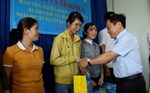 Trao quà Tết cho y bác sĩ tại Bệnh viện Đa khoa khu vực Đặng Thuỳ Trâm