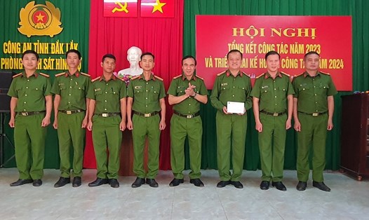 Lãnh đạo Công an tỉnh Đắk Lắk thưởng nóng các lực lượng bắt được đối tượng trộm cắp tiệm vàng. Ảnh: Sỹ Đức