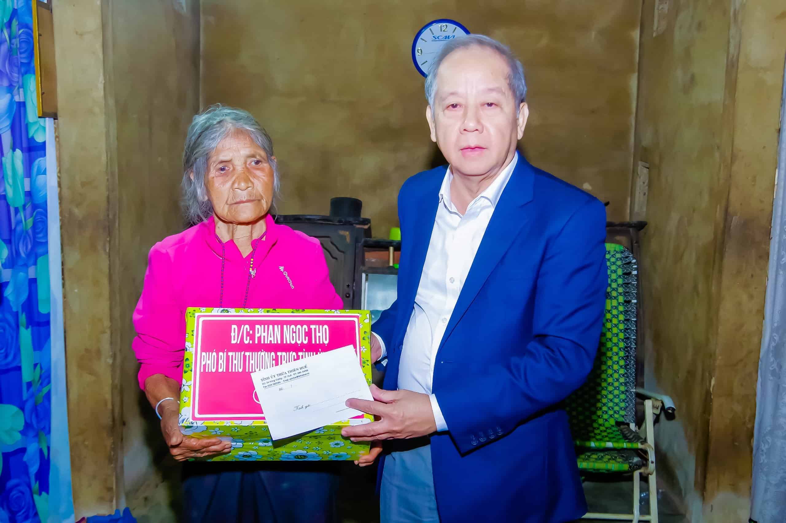 Phó Bí thư Thường trực Tỉnh uỷ tặng quà hộ nghèo tại xã Hồng Vân, huyện A Lưới. Ảnh: Võ Tiến.