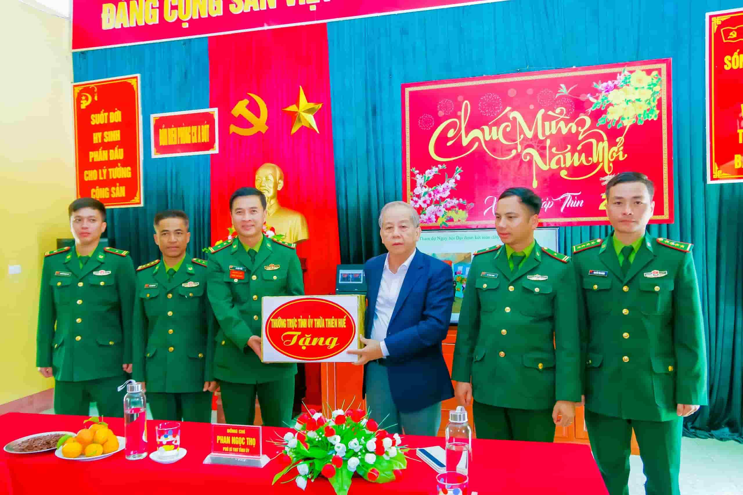 Phó Bí thư Thường trực Tỉnh uỷ tặng quà, động viên cán bộ, chiến sĩ các đồn biên phòng khu vực biên giới. Ảnh: Võ Tiến.