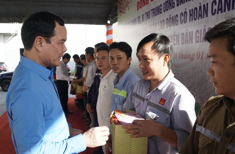 ông Nguyễn Đình Khang - Ủy viên Trung ương Đảng, Chủ tịch Tổng LĐLĐVN tặng quà, động viên người lao động. Ảnh: Lê Công