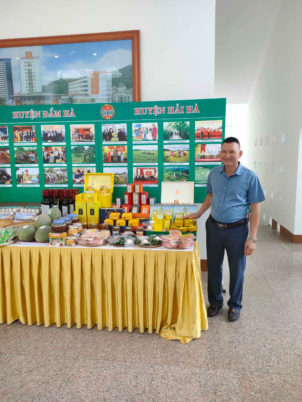 Gian trưng bày sản phẩm của cơ sở sản xuất bánh kẹo Xuân Tùng huyện Hải Hà. Ảnh: LĐLĐ huyện Hải Hà