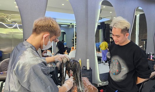 Tiệm tóc Tony Đăng  huyện Hải Hà tham gia cắt tóc miễn phí tại Chợ tết công đoàn tỉnh Quảng Ninh 2024. Ảnh: Đoàn Hưng