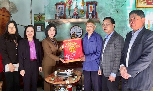 Phó Chủ tịch Thường trực HĐND TP Hà Nội Phùng Thị Hồng Hà thăm, chúc Tết gia đình ông Nguyễn Văn Cảnh. Ảnh: Hanoi.gov