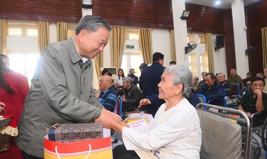 Đại tướng Tô Lâm, Bộ trưởng Bộ Công an thăm, chúc tết, tặng quà các thương binh, bệnh binh tại Trung tâm Điều dưỡng Thương binh Thuận Thành. Ảnh: Bộ Công an