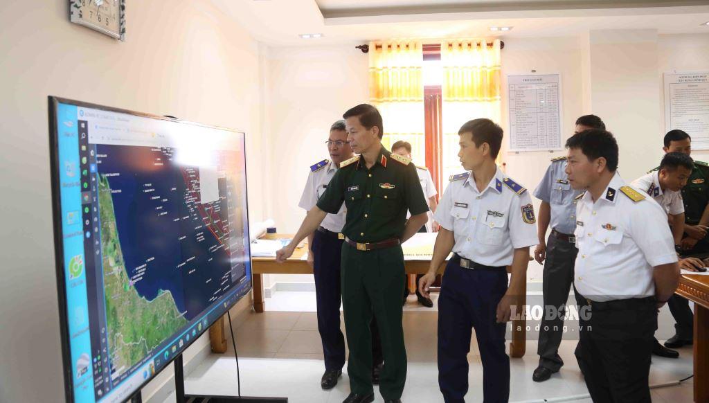 Trung tướng Nguyễn Trọng Bình kiểm tra hoạt động trên biển thông qua màn hình tại Sở Chỉ huy. Ảnh: BTL Vùng CSB4