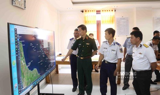 Trung tướng Nguyễn Trọng Bình kiểm tra hoạt động trên biển thông qua màn hình tại Sở Chỉ huy. Ảnh: BTL Vùng CSB4