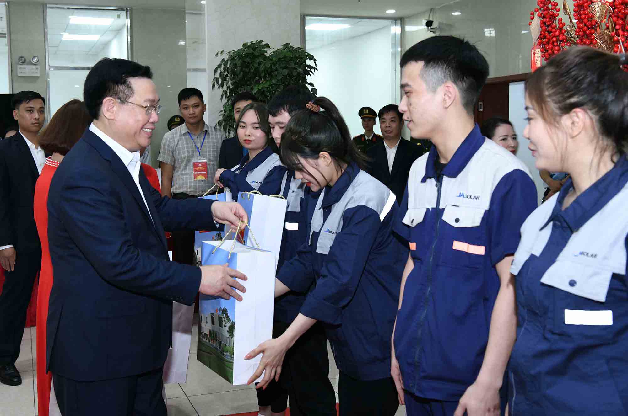 Chủ tịch Quốc hội Vương Đình Huệ thăm, tặng quà công nhân Công ty JA Solar Việt Nam. Ảnh: Lâm Hiển