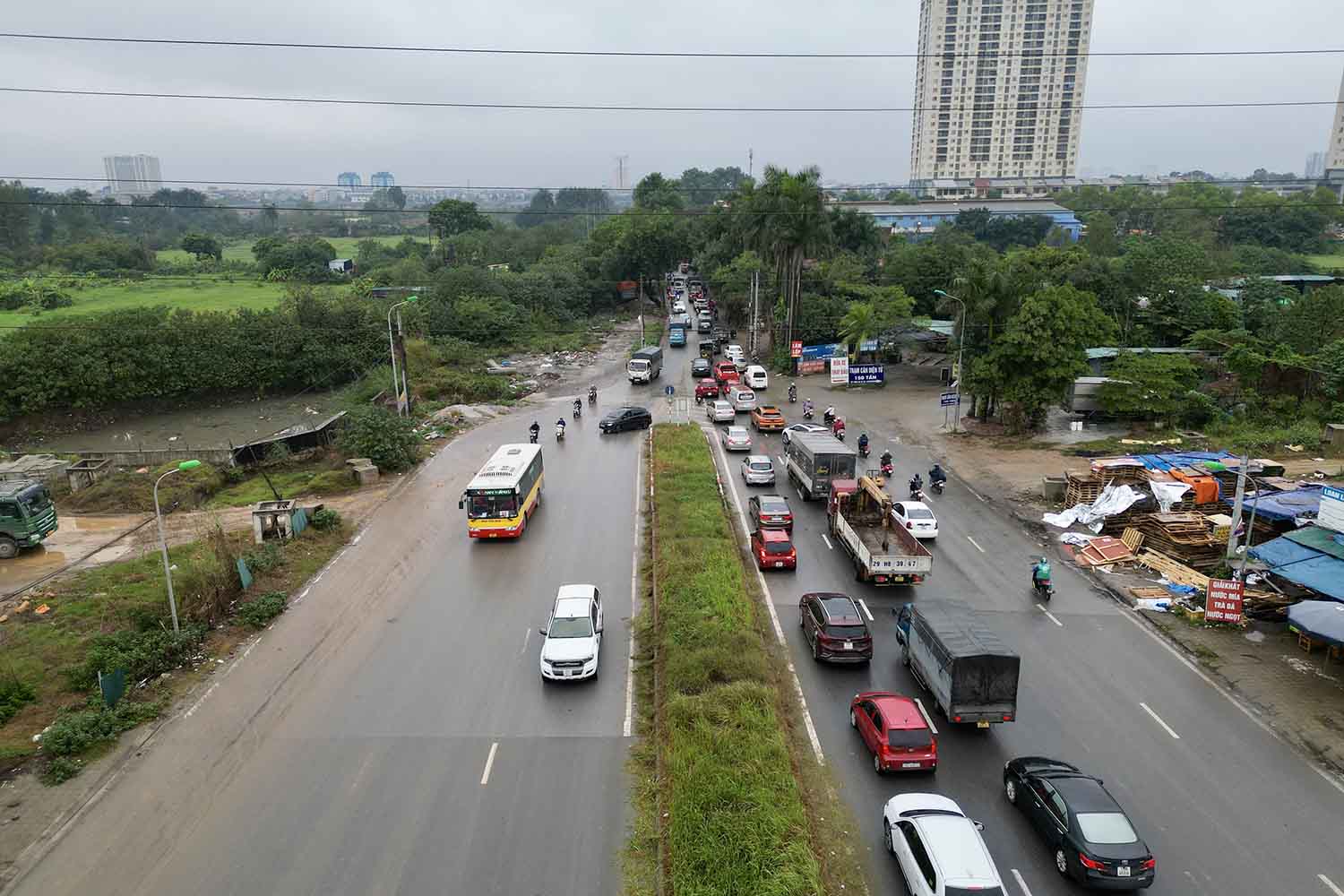 Theo tìm hiểu của Lao Động, để giải quyết “điểm đen” tai nạn giao thông tại đây, HĐND TP Hà Nội đã thống nhất thông qua chủ trương đầu tư, nâng cấp mở rộng đường 70 (đoạn từ đường Trịnh Văn Bô đến hết quận Nam Từ Liêm).