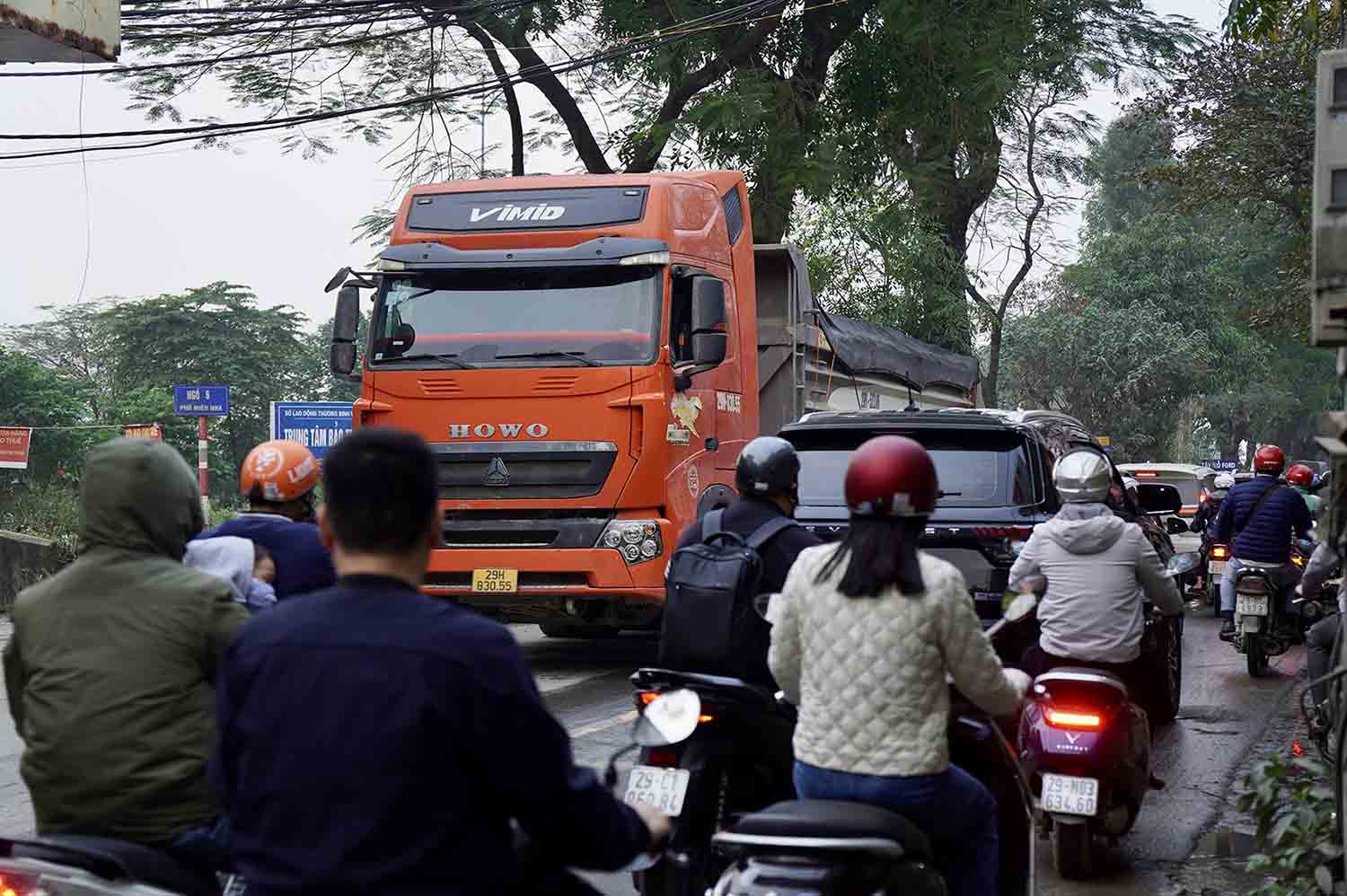 Người dân thường xuyên di chuyển qua đây ví đường 70 như “con đường tử thần” ở Hà Nội bởi ngoài những vụ tai nạn nghiêm trọng, va quẹt nhẹ giữa các xe xảy ra “như cơm bữa” ở đoạn đường trên.
