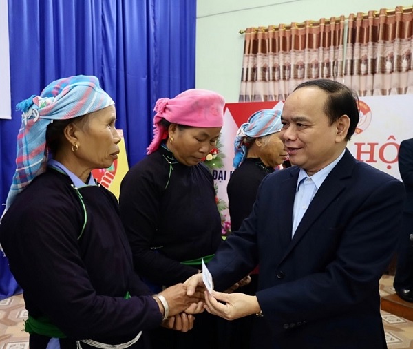 Ông Đường Minh Tấn, Giám đốc BHXH tỉnh Lào Cai trao tặng thẻ BHYT cho người có hoàn cảnh khó khăn. Ảnh: Hằng Nga