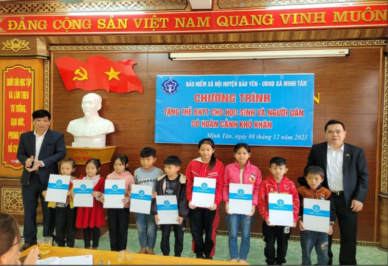 Tặng thẻ BHYT cho học sinh có hoàn cảnh khó khăn trên địa bàn huyện Bảo Yên. Ảnh: BHXH Lào Cai