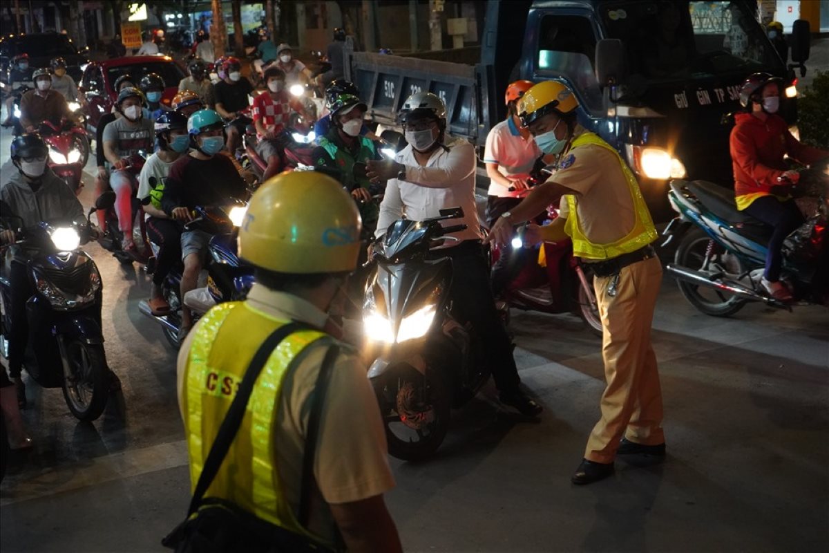 Người vi phạm giao thông có thể đặt tiền bảo lãnh để khỏi bị tạm giữ xe.  Ảnh: Chân Phúc