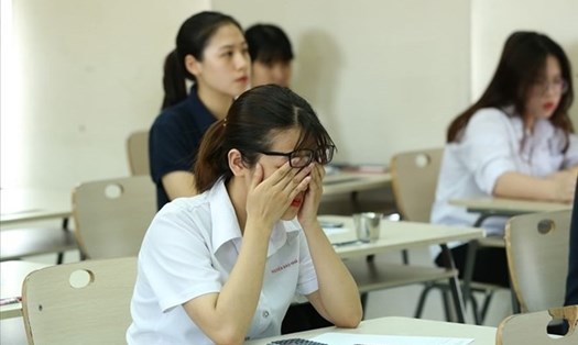 Đặt nặng điểm số và chú trọng kiểm tra trên giấy, khiến học sinh khó khăn khi giải quyết vấn đề thực tế. Ảnh: Hải Nguyễn.