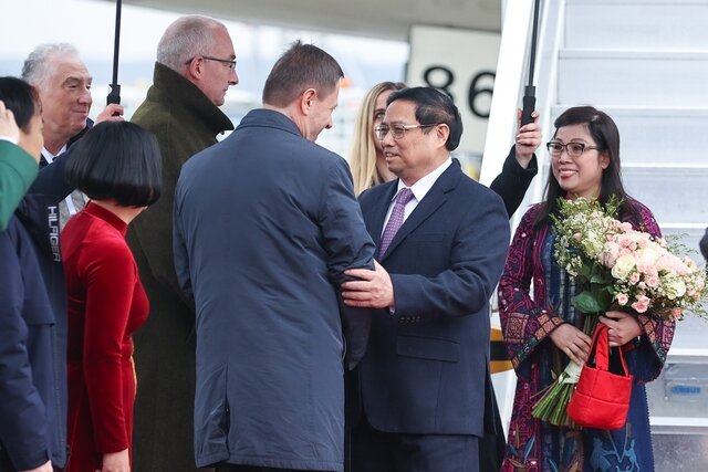 Lễ đón Thủ tướng Chính phủ Phạm Minh Chính và Phu nhân tại sân bay quốc tế Ferenc Liszt. Ảnh: VGP