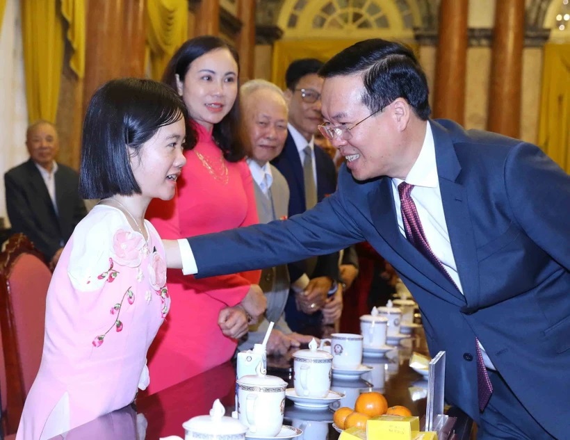 Chủ tịch nước Võ Văn Thưởng với đại biểu trong chương trình “Việc tử tế” của Đài Truyền hình Việt Nam. Ảnh: Thống Nhất/TTXVN