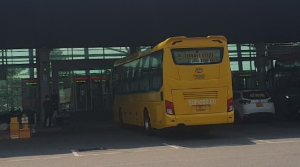 Xe ô tô khách gắn logo Thành Bưởi đậu tại bến xe Trung tâm TP Cần Thơ. Ảnh: Tạ Quang