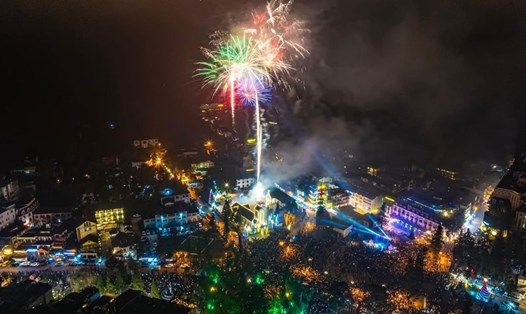 Những màn bắn pháo hoa ở Tây Bắc luôn nhận được sự quan tâm của người dân bản địa và du khách. Ảnh: B.N