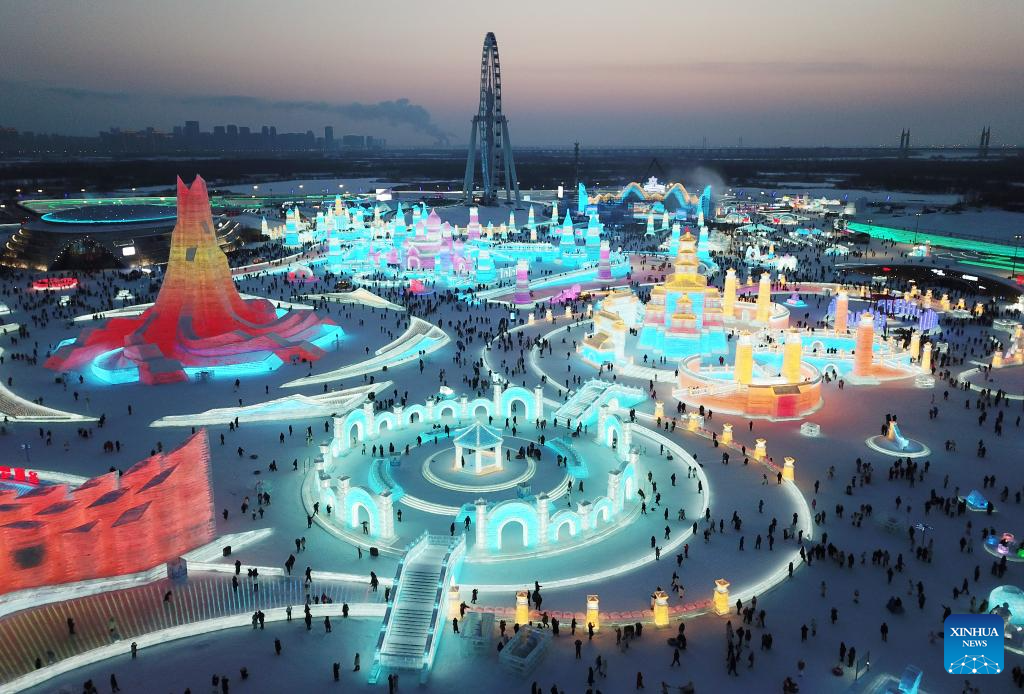 Bùng nổ du lịch ở "thành phố băng tuyết" ở Trung Quốc. Ảnh: Xinhua 
