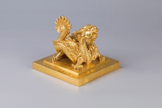 Ấn Hoàng đế tôn thân chi bảo được đúc vào niên hiệu Minh Mệnh thứ 8 (1827) chạm khắc hình rồng. Ảnh: Bảo tàng Lịch sử Quốc gia Việt Nam