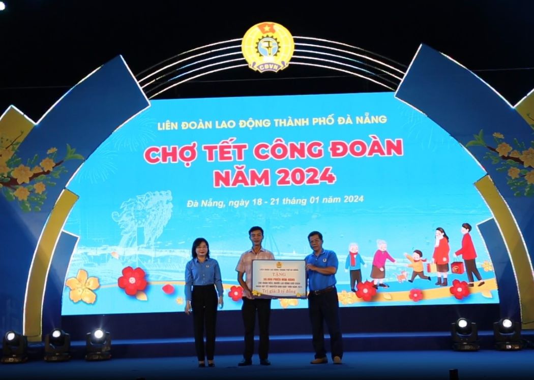 Liên đoàn Lao động TP. Đà Nẵng trao tặng bảng tượng trưng 30.000 phiếu mua hàng cho đoàn viên, người lao động tại Chợ Tết Công đoàn 2024. Ảnh: Văn Trực
