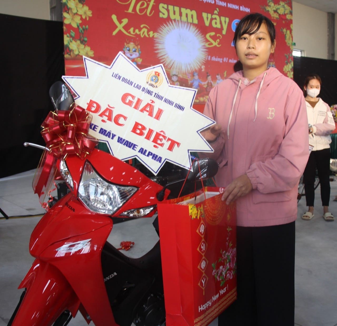 Một công nhân may mắn đã bốc thăm trúng thưởng chiếc xe máy. Ảnh: Nguyễn Trường