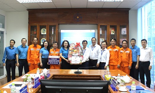 Lãnh đạo Công đoàn Điện lực Việt Nam trao hỗ trợ cho công đoàn cơ sở Công ty điện lực Hậu Giang. Ảnh: CĐ ĐLVN