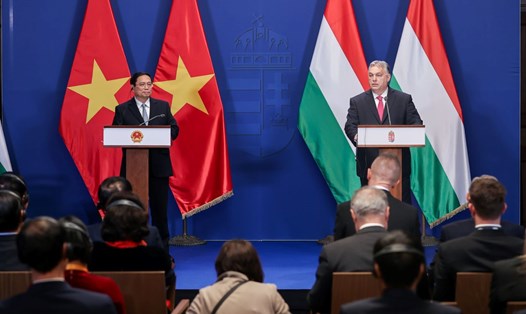 Thủ tướng Chính phủ Phạm Minh Chính và Thủ tướng Hungary Viktor Orbán gặp gỡ báo chí sau hội đàm. Ảnh: VGP