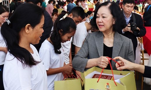 Bà Trương Thị Mai - Ủy viên Bộ Chính trị, Thường trực Ban Bí thư, Trưởng Ban Tổ chức Trung ương - đã thăm, chúc Tết, tặng quà Tết cho người lao động ở tỉnh Lâm Đồng. Ảnh: Mai Hoà