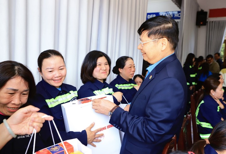 Ông Phan Văn Anh - Phó Chủ tịch Tổng Liên đoàn Lao động Việt Nam trao quà tới người lao động ở Lâm Đồng. Ảnh: Mai Hoà