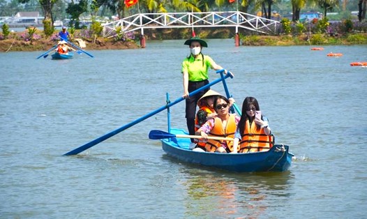Du khách nước ngoài trải nghiệm các hoạt động sông nước tại miền Tây. Ảnh: Yến Phương