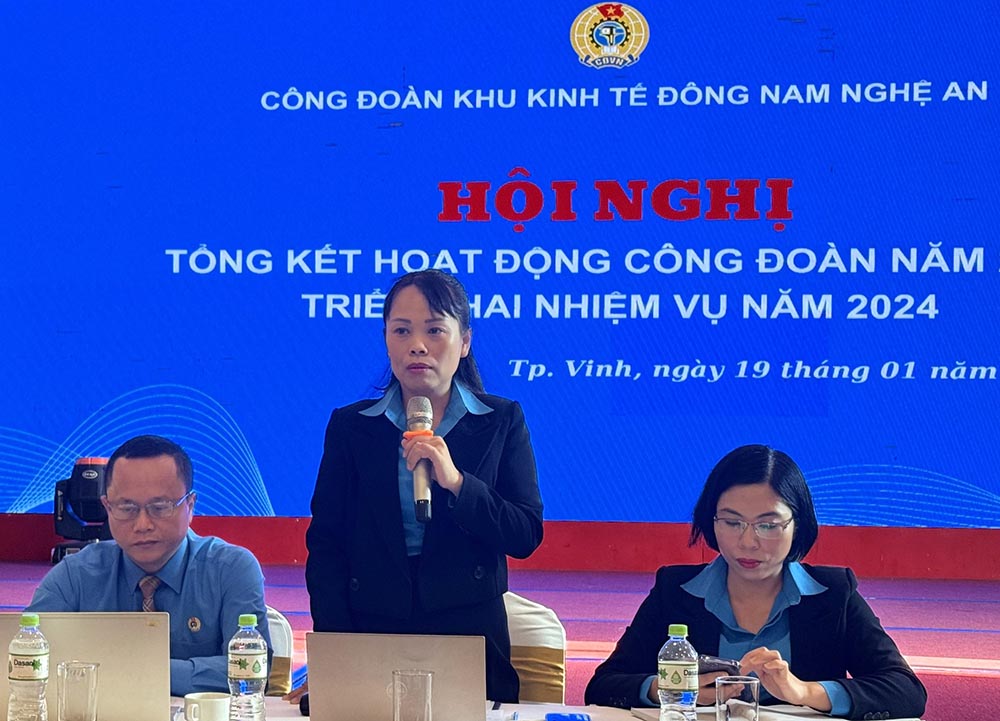 Chủ tịch Công đoàn Khu kinh tế Đông Nam Hoàng Thị Thu Hương trình bày báo cáo hoạt động công đoàn năm 2023. Ảnh: Quỳnh Trang