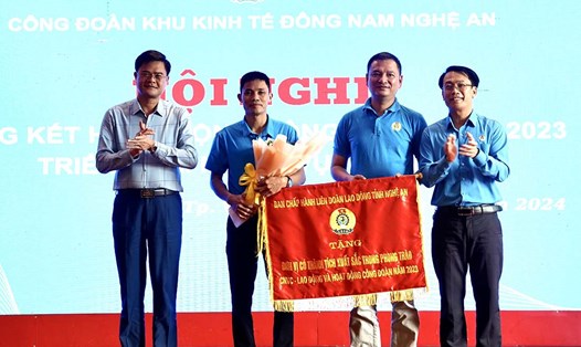 Lãnh đạo Liên đoàn Lao động tỉnh và Ban Quản lý Khu kinh tế Đông Nam Nghệ An trao cờ thi đua của Liên đoàn Lao động tỉnh cho 1 tập thể. Ảnh: Quỳnh Trang