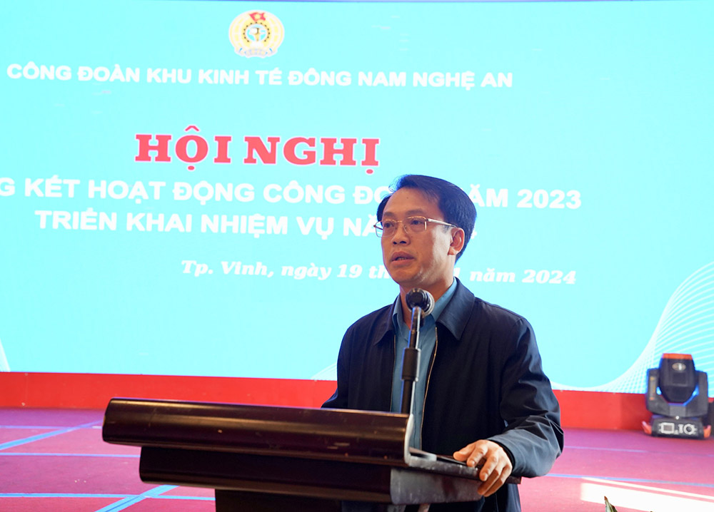 Trưởng Ban Quản lý KKT Đông Nam Nghệ An và Phó Chủ tịch Thường trực LĐLĐ tỉnh Nghệ An phát biểu tại Hội nghị. Ảnh: Quỳnh Trang